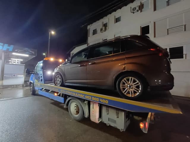 Šlepanje auta po noći